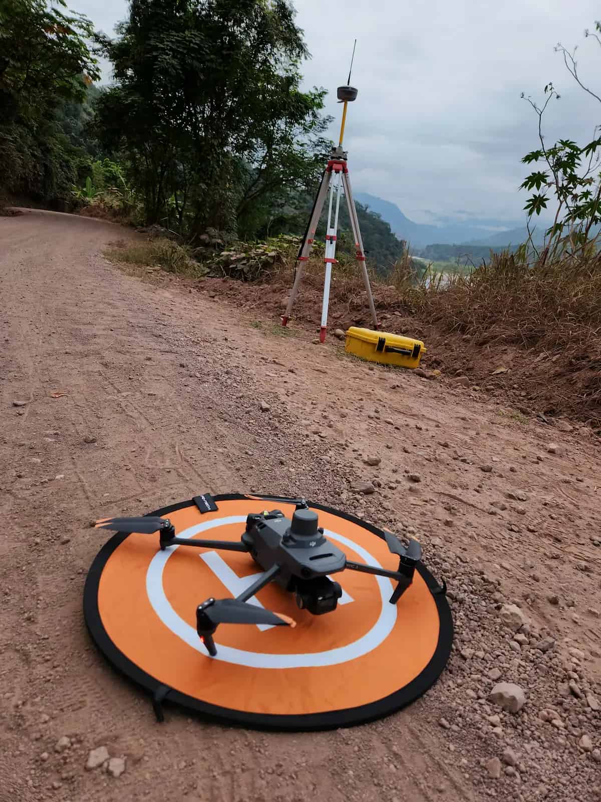 Drone DJI Mavic 3 Enterprise con módulo RTK sobre su plataforma, con la base GNSS al fondo