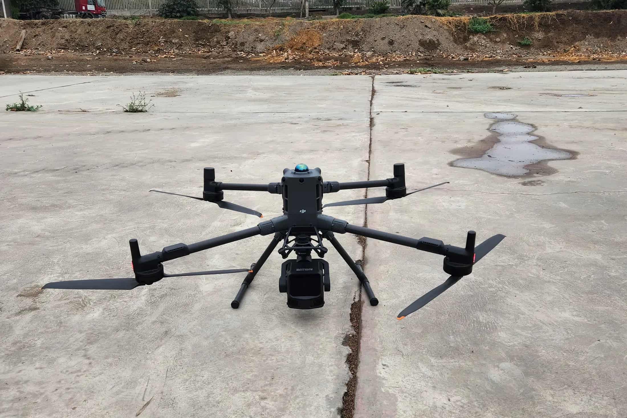 Drone DJI Matrice 400 con sensor LiDAR Zenmuse L2 en la zona de despegue