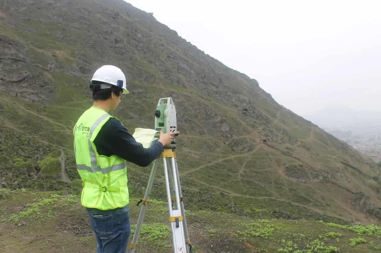 Topógrafo de Ecoterra midiendo con estación total sobre una ladera