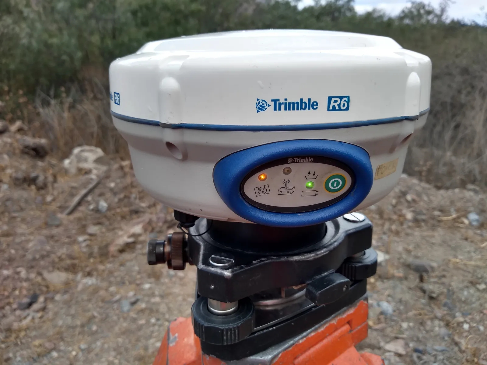 Receptor GNSS Trimble R6 montado sobre base nivelante en campo