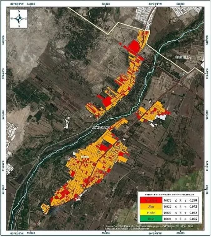 Mapa de riesgo ante inundación pluvial en Catacaos, Piura, con las manzanas en riesgo alto y muy alto a lo largo del río