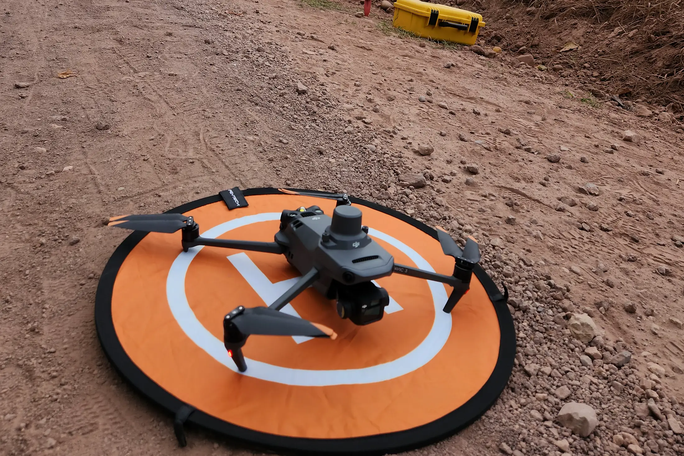 Drone DJI Mavic 3 Enterprise con módulo RTK sobre su plataforma de despegue en un camino de trocha