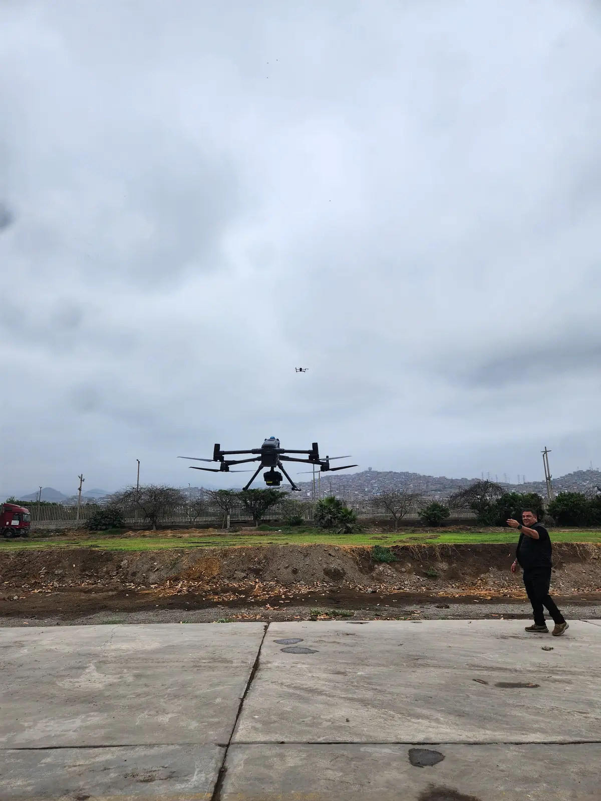 Drone Matrice 400 en vuelo durante un levantamiento LiDAR
