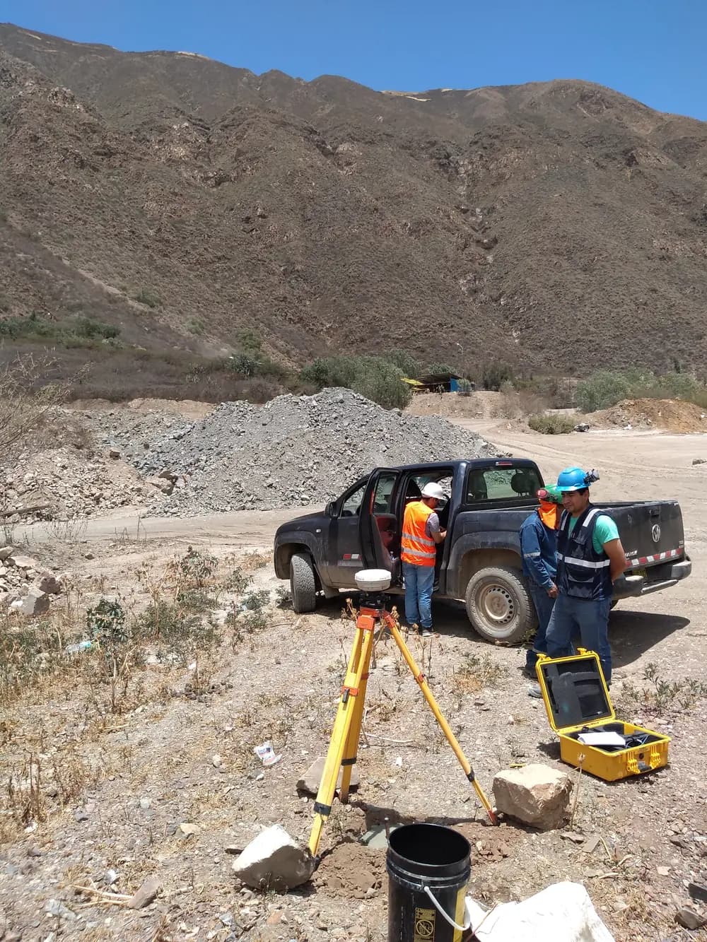 Brigada de campo de Ecoterra desplegando equipos topográficos junto a su camioneta