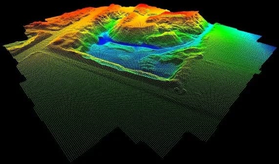 Modelo digital de elevación del terreno en escala de colores por altitud