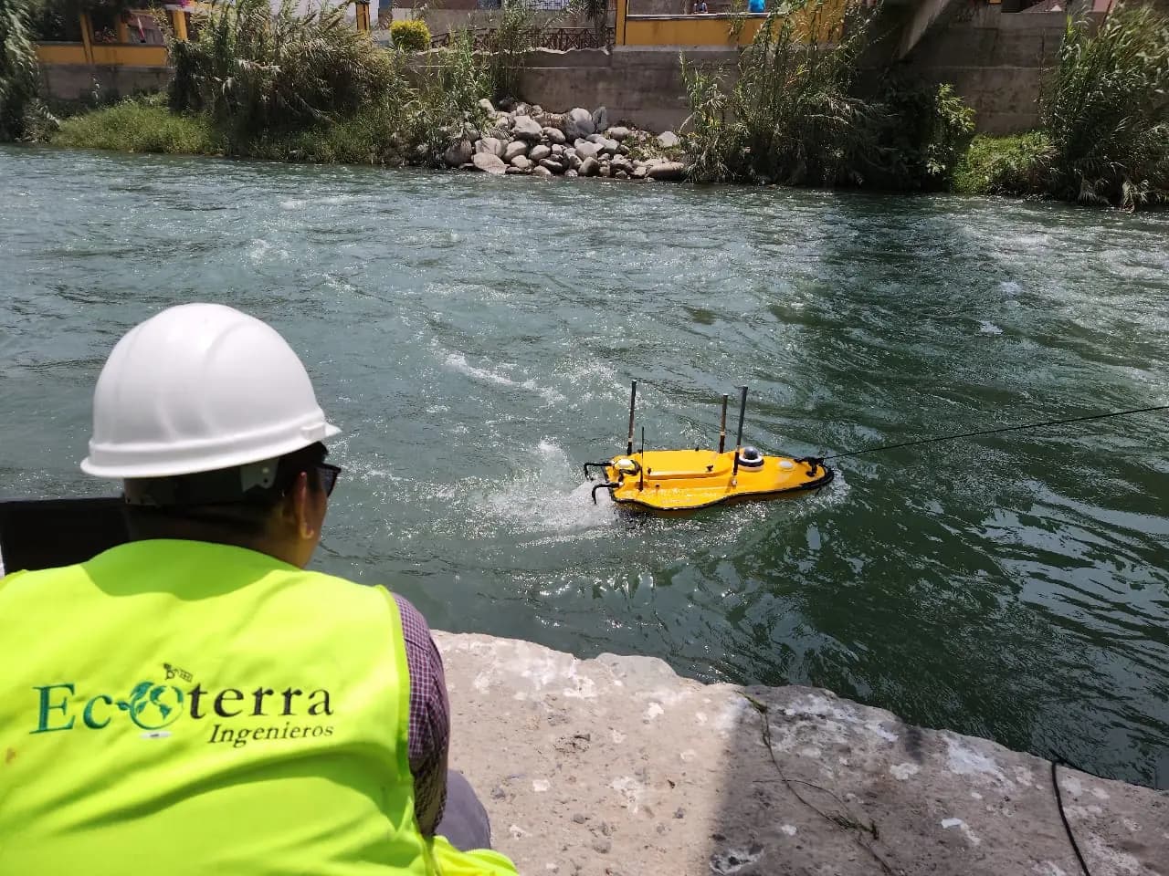 Personal de Ecoterra dirigiendo la ecosonda no tripulada sobre un río