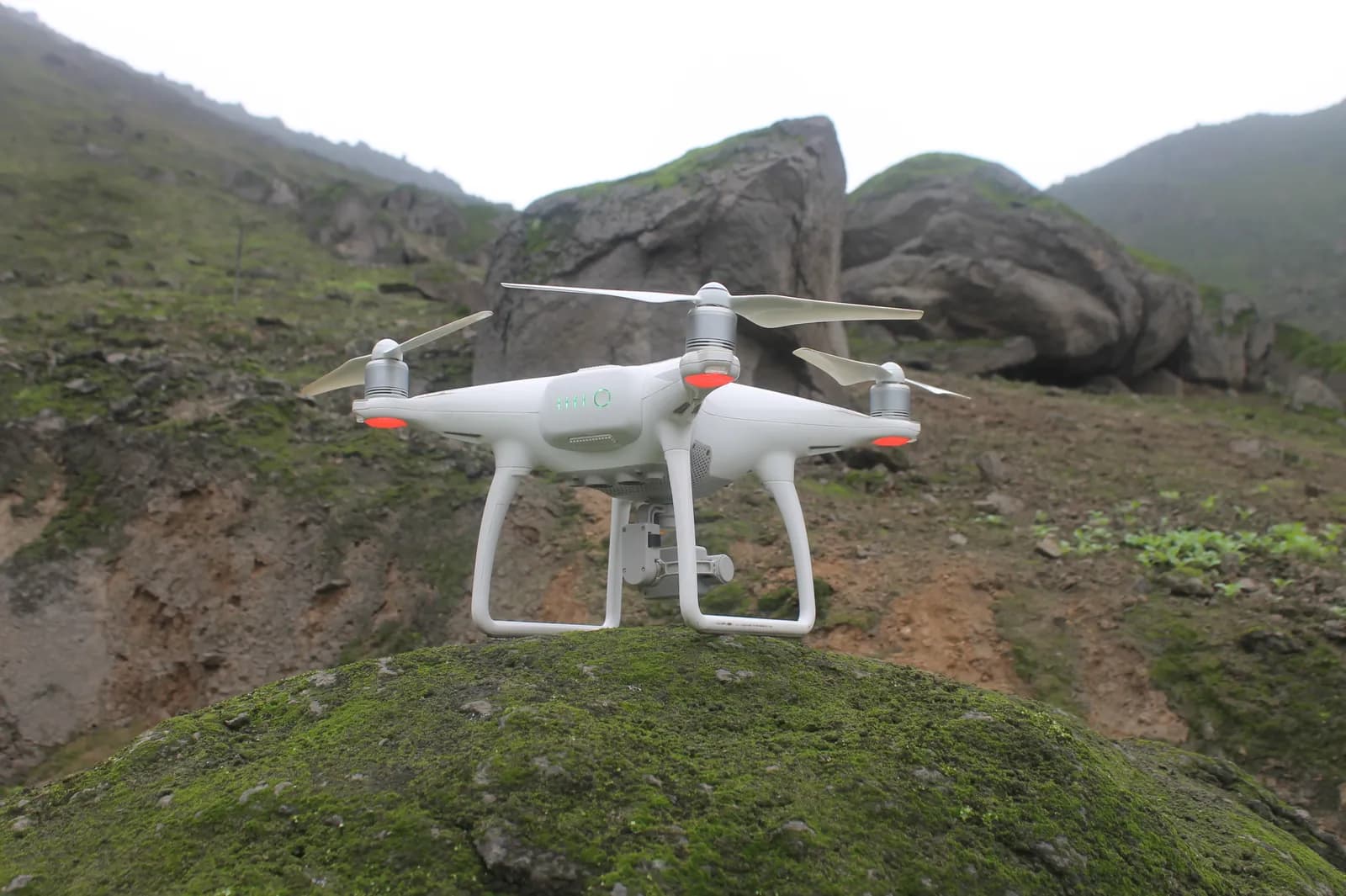 Drone fotogramétrico en vuelo sobre un cerro con vegetación