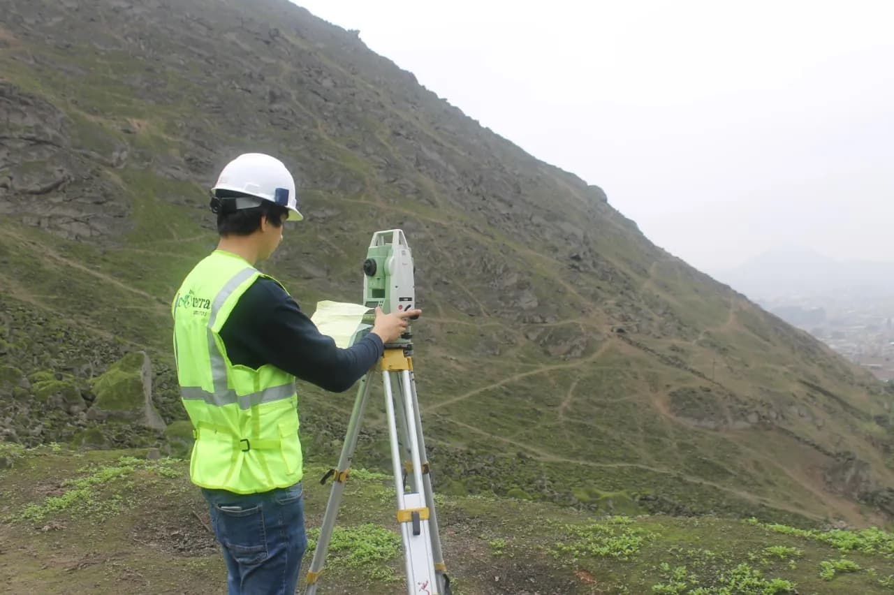 Topógrafo de Ecoterra midiendo con estación total sobre una ladera